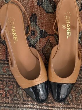 NIB| CHANEL Two-Tone Light Brown and Black Slingback Flats